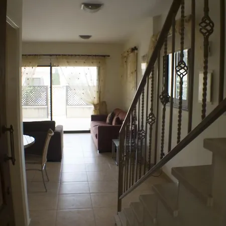Queens Gardens 2 Bedrooms * 파포스