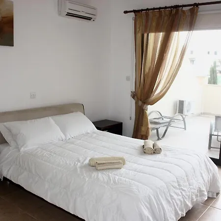 Queens Gardens 2 Bedrooms *