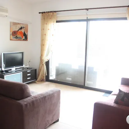 Queens Gardens 2 Bedrooms Apartment *